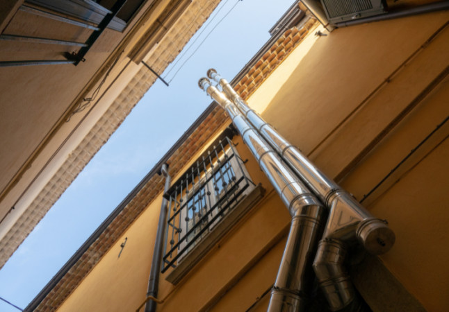 L'importanza della pulizia delle grondaie: come evitare occlusioni ai pluviali e perdite infiltrazioni d'acqua dentro ai muri e con il tempo creare danni strutturali.