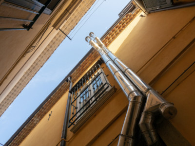 L'importanza della pulizia delle grondaie: come evitare occlusioni ai pluviali e perdite infiltrazioni d'acqua dentro ai muri e con il tempo creare danni strutturali.