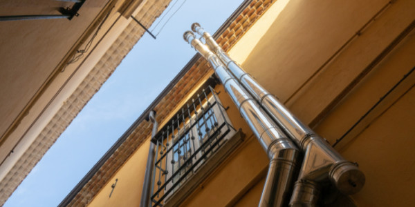 L'importanza della pulizia delle grondaie: come evitare occlusioni ai pluviali e perdite infiltrazioni d'acqua dentro ai muri e con il tempo creare danni strutturali.